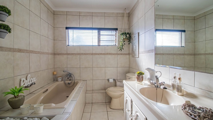 5 Bedroom Property for Sale in Beacon Bay Eastern Cape